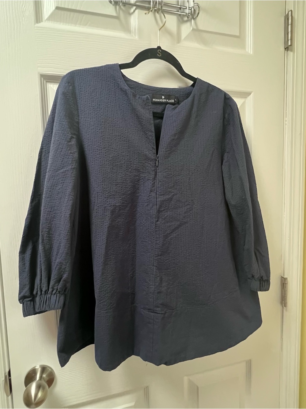 Pomander Place Tuckernuck Seersucker Navy Blue Tunic Zip Neck Blouse Coastal Med